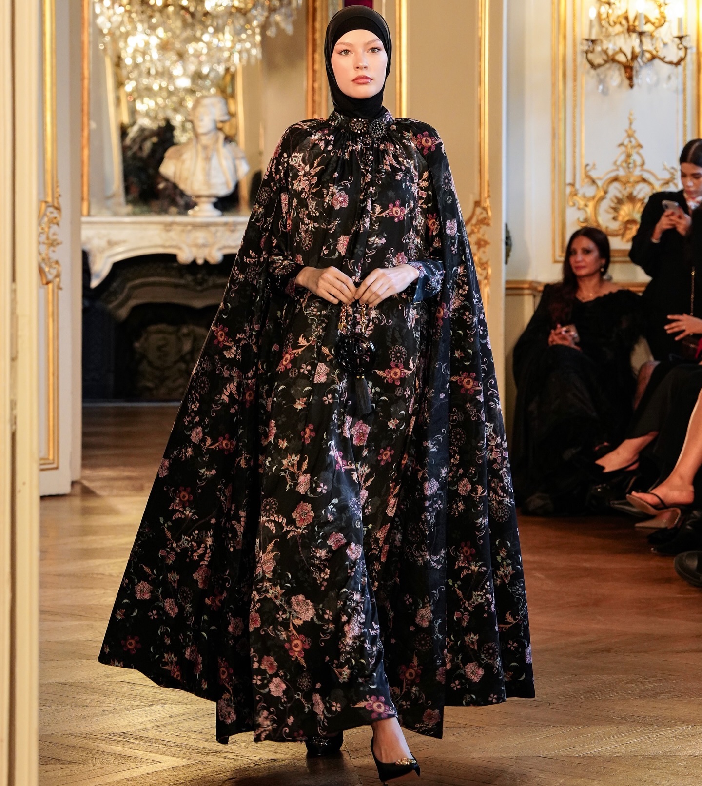 Tips Padu Padan Baju Motif Bunga agar Terlihat Manis dan Elegan